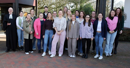 18 Religionslehrkräfte aus ganz Niedersachsen haben ihre Vokationsurkunden zur Erteilung des evangelischen Religionsunterrichts von Pfarrer Fritz Pinne (links) erhalten.