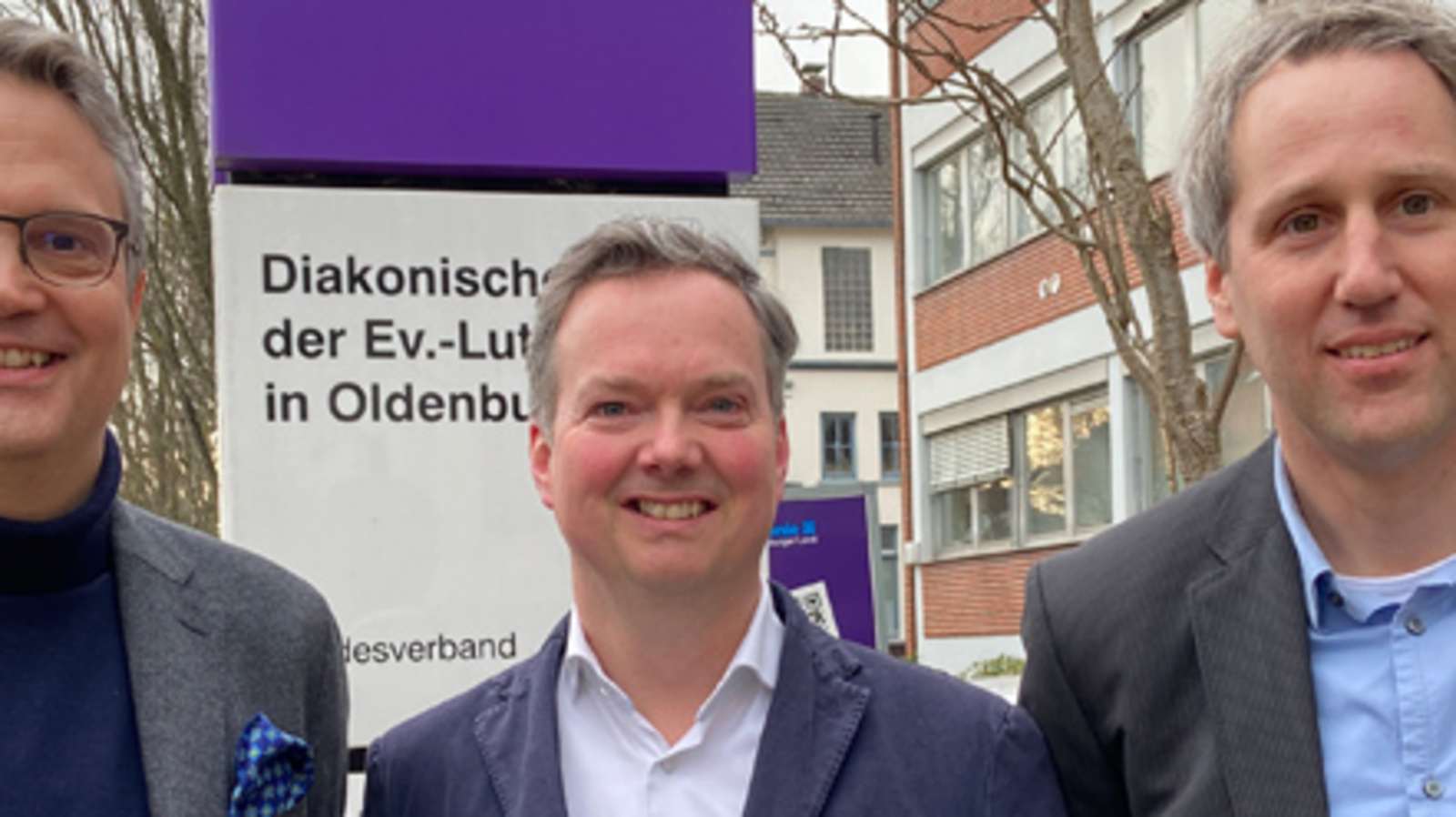 Freuen sich die Lösung für die Bewohnerinnen und Bewohner sowie die Mitarbeitenden des Seniorenzentrums Haarentor verkünden zu können (von links) Dr. Christian Kaufmann, Dr. Friedrich Ley und Mario Behrends. Foto: Kerstin Kempermann