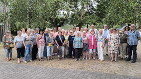 Gruppenbild der Teilnehmenden am Fachtag Besuchsdienst mit Bäumen im Hintergrund