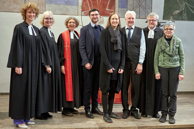 Einführung des Kantoratsteams (von links nach rechts): Pfarrerin Eva-Maria Burke und Pfarrerin Ute Thräne, Kreispfarrerin Martina Wittkowski, Kreiskantor Florian Kubiczek, Kantorin Dagmar Grössler-Romann, Kantor Ralf Grössler, Pastor Wolfgang Kürschner und Landeskirchenmusikdirektorin Beate Besser.