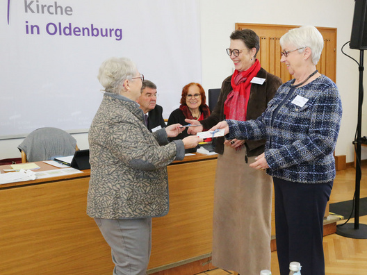 Synodenpräsidentin Blütchen dankte Kreispfarrerin Christiane Geerken-Thomas und Birgit Osterloh für 15 Jahre engagierte Mitarbeit in der Synode der oldenburgischen Kirche.
