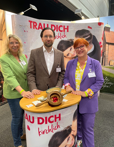 Zu sehen ist das gut gelaunte Messeteam am Samstagmorgen (von links): Sabine Orth, Pfarrer Lars Maskow und Sabine Schlösser.