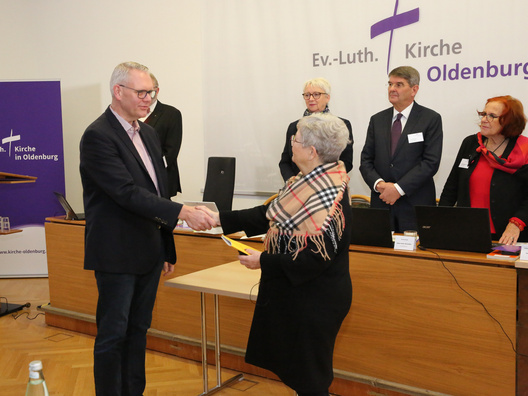 Synodenpräsidentin Sabine Blütchen vereidigte Björn Thümler als berufenen Synodalen.