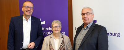 Bischof Thomas Adomeit (v. r.), Synodenpräsidentin Sabine Blütchen und der Synodale Klaus Flaake stellen das Programm der 8. Tagung der 49. Synode vor. Foto: ELKiO/D.-M. Grötzsch