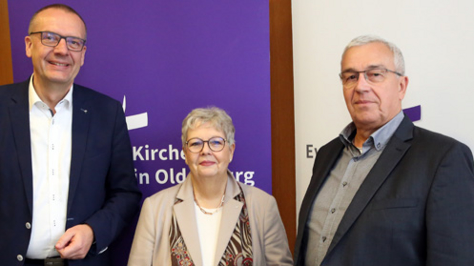 Bischof Thomas Adomeit (v. r.), Synodenpräsidentin Sabine Blütchen und der Synodale Klaus Flaake stellen das Programm der 8. Tagung der 49. Synode vor. Foto: ELKiO/D.-M. Grötzsch