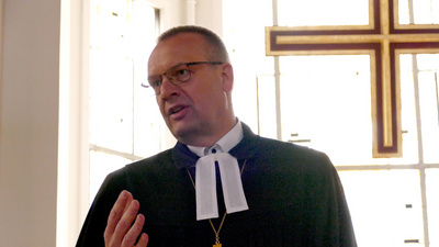 Bischof Thomas Adomeit dankte Pfarrer Olaf Grobleben für seinen Dienst. Er habe Kirche im besten Sinne gebaut und habe bei dem sich sehr veränderten religiösen Markt Sicherheit vermittelt. 