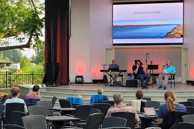 Gottesdienst für Urlauberinnen und Urlauber in der Konzertmuschel Tossens 