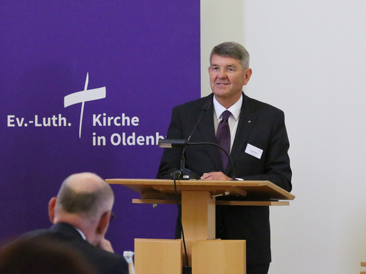 Der Synodale Jost Richter steht am Rednerpult.