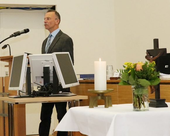 Der Synodale Bernd Janßen hielt am Freitag die Andacht im Plenum. Alle Fotos: ELKiO/Dirk-Michael Grötzsch
