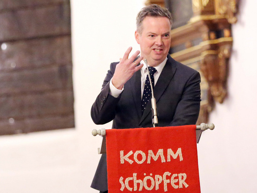Pfarrer Dr. Ley auf der Kanzel in der Kirche