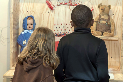 Kinder in der Ausstellung „ZeitZeug 1945" in der Christus- und Garnisonkirche in Wilhelmshaven