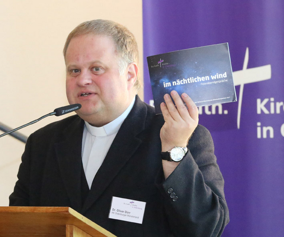Der Synodale Pfarrer Dr. Oliver Dürr stellte den den Bericht des Ausschusses für theologische und liturgische Fragen, Schöpfungsverantwortung, Mission und Ökumene vor.