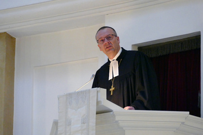 „Auferstehung feiern bedeutet: Aufstehen! Nicht locker zu lassen, sich auf den Weg zu machen und für das Leben aufzustehen“, sagte Bischof Adomeit in seiner Osterpredigt.