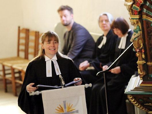 Das Foto zeigt Pfarrerin Dr. Hanna Keese, wie sie die Predigt im Eröffnungsgottesdienst der 11. Synode hielt.