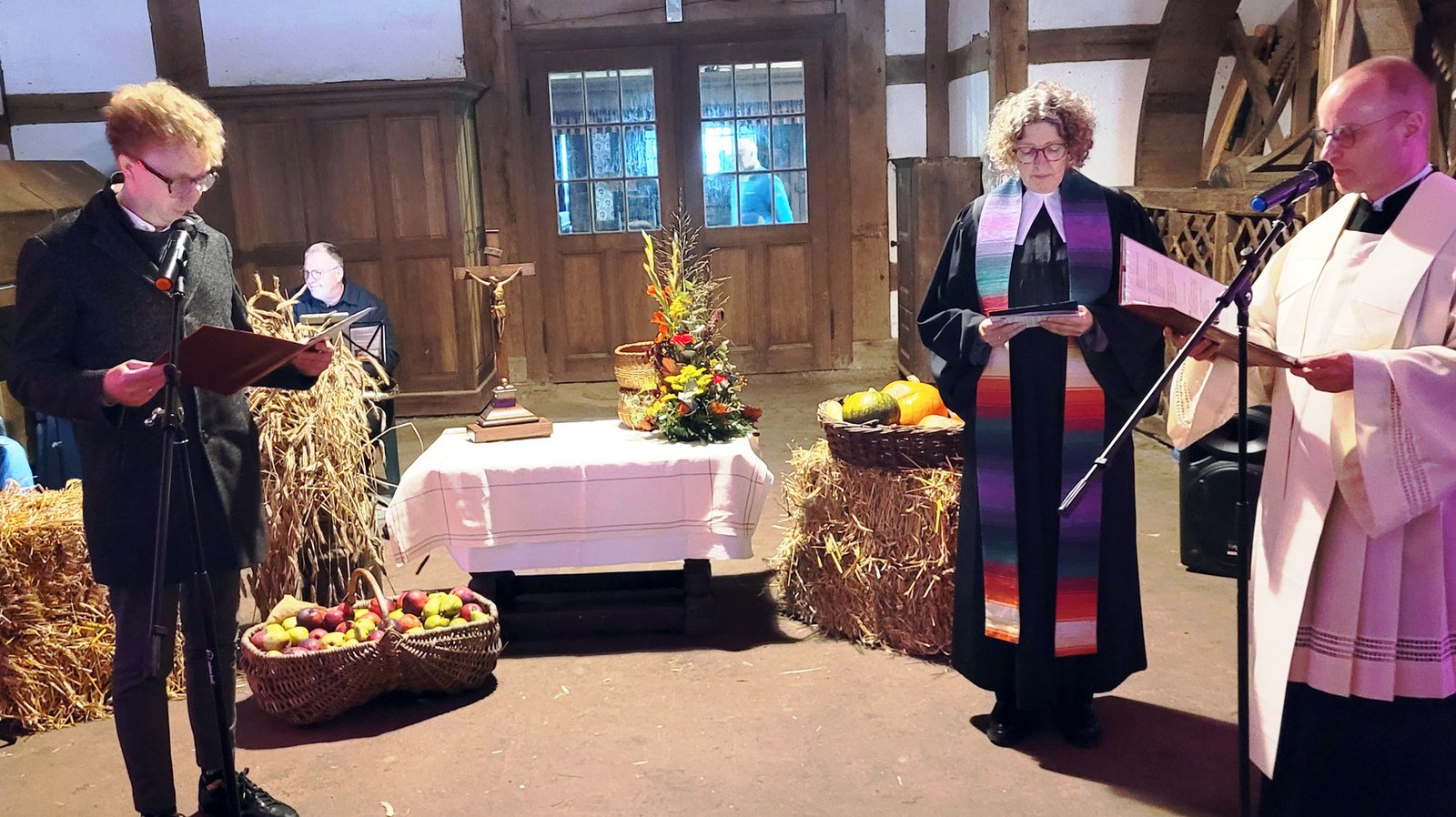 Die Visitation des Ev.-luth. Kirchenkreises Oldenburger Münsterland begann einem ökumenischen Erntedank-Gottesdienst im Quatmannshof im Museumsdorf Cloppenburg.