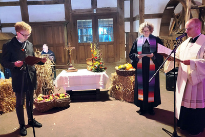 Die Visitation des Ev.-luth. Kirchenkreises Oldenburger Münsterland begann einem ökumenischen Erntedank-Gottesdienst im Quatmannshof im Museumsdorf Cloppenburg.