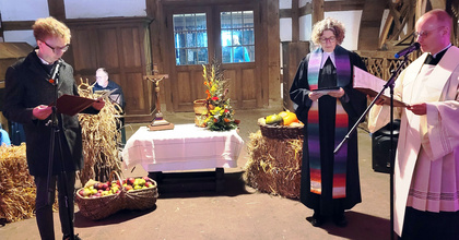 Die Visitation des Ev.-luth. Kirchenkreises Oldenburger Münsterland begann einem ökumenischen Erntedank-Gottesdienst im Quatmannshof im Museumsdorf Cloppenburg.