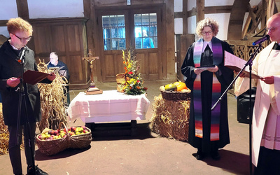 Die Visitation des Ev.-luth. Kirchenkreises Oldenburger Münsterland begann einem ökumenischen Erntedank-Gottesdienst im Quatmannshof im Museumsdorf Cloppenburg.