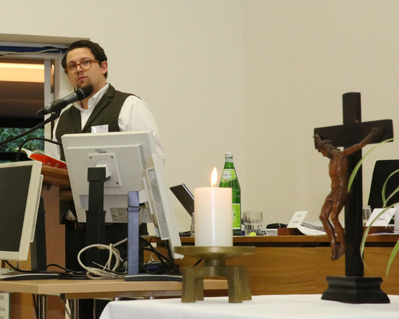Der Synodale Hauke Hero Hahn hielt am Freitagmorgen die Andacht im Plenum. Alle Fotos: ELKiO/Dirk-Michael Grötzsch