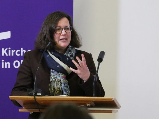 Pfarrerin Sonja Brockmann steht am Rednerpult.