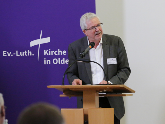 Für die synodale Arbeitsgruppe „Fluchterfahrung“ stellte Pfarrer Olaf Grobleben deren Abschlussbericht vor.