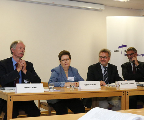 Pressekonferenz mit dem Synodalen Manfred Pfaus, Synodenpräsidentin Sabine Blütchen, Stabsstellenleiter der Presse-und Öffentlichkeitsarbeit Dirk-Michael Grötzsch und Bischof Jan Janssen