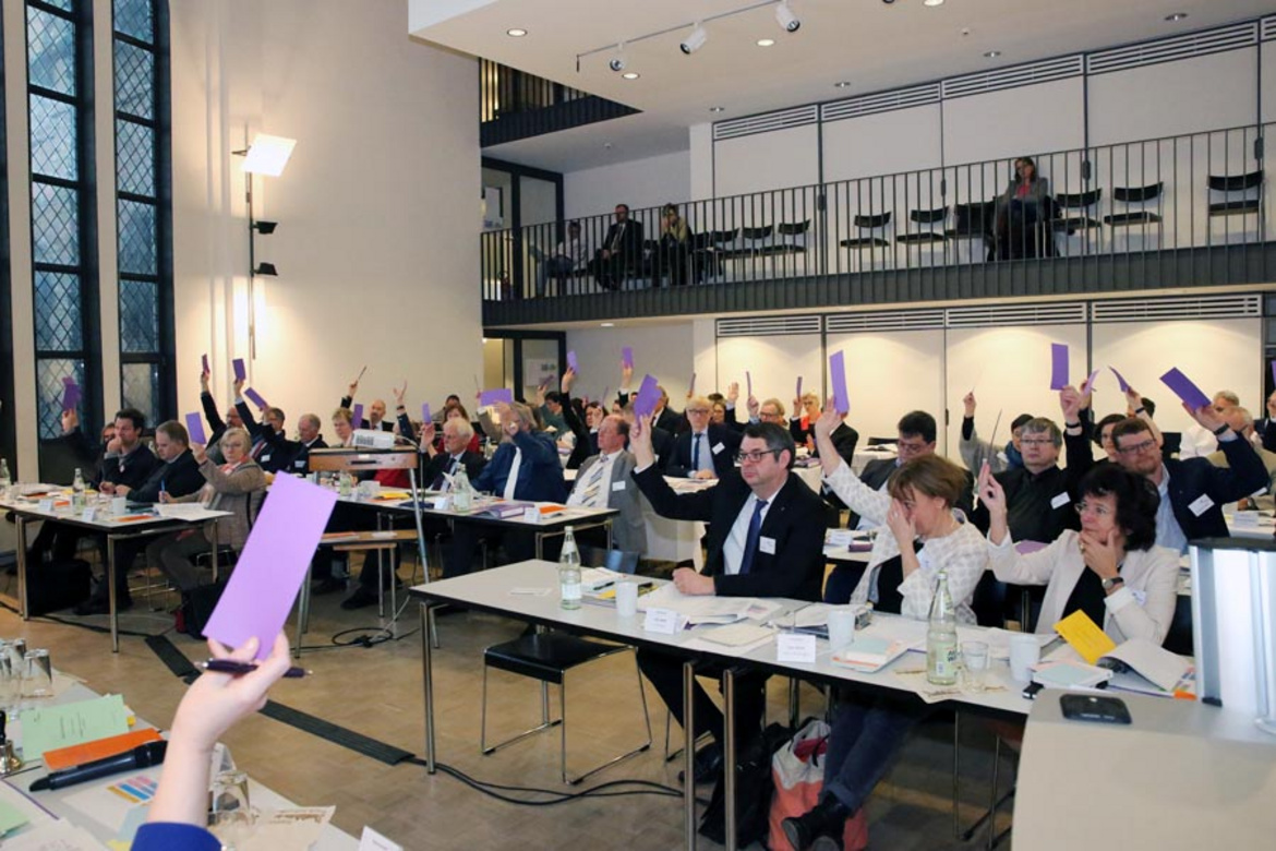 Plenum der konstituierenden Tagung der 49. Synode der oldenburgischen Kirche im Lambertus-Saal der Oldenburger St. Lamberti-Kirche.