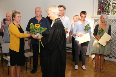 Die Teilnehmerinnen und Teilnehmer haben eine zertifizierte Ausbildung mit 101 Unterrichtseinheiten an insgesamt fünf Wochenenden absolviert.