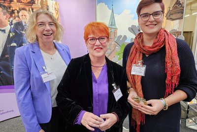 Das gutgelaunte Hochzeitsmessen-Team am Samstagmorgen (von links): Sabine Orth, Sabine Schlösser und Patrizia Mandel-Birajdar.