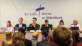 Das neu gewählte Präsidium der oldenburgischen Synode (von links nach rechts): Marylou Segebade aus Wüsting (Vizepräsidentin), Pfarrer Nico Szameitat aus Oldenburg (Vizepräsident), Synodenpräsident Chris Schellstede aus Nordenham, Jost Richter aus Elsfleth (Schriftführer), Jule Stamer aus Oldenburg (Schriftführerin) und Jutta Wilhelms aus Schortens(Schriftführerin).