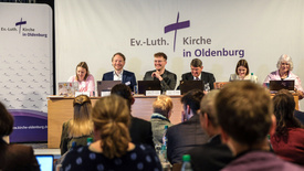 Das neu gewählte Präsidium der oldenburgischen Synode (von links nach rechts): Marylou Segebade aus Wüsting (Vizepräsidentin), Pfarrer Nico Szameitat aus Oldenburg (Vizepräsident), Synodenpräsident Chris Schellstede aus Nordenham, Jost Richter aus Elsfleth (Schriftführer), Jule Stamer aus Oldenburg (Schriftführerin) und Jutta Wilhelms aus Schortens(Schriftführerin).