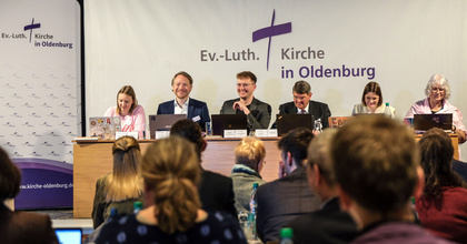 Das neu gewählte Präsidium der oldenburgischen Synode (von links nach rechts): Marylou Segebade aus Wüsting (Vizepräsidentin), Pfarrer Nico Szameitat aus Oldenburg (Vizepräsident), Synodenpräsident Chris Schellstede aus Nordenham, Jost Richter aus Elsfleth (Schriftführer), Jule Stamer aus Oldenburg (Schriftführerin) und Jutta Wilhelms aus Schortens(Schriftführerin).