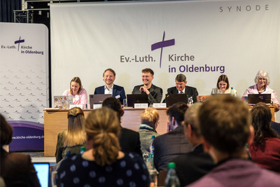 Das neu gewählte Präsidium der oldenburgischen Synode (von links nach rechts): Marylou Segebade aus Wüsting (Vizepräsidentin), Pfarrer Nico Szameitat aus Oldenburg (Vizepräsident), Synodenpräsident Chris Schellstede aus Nordenham, Jost Richter aus Elsfleth (Schriftführer), Jule Stamer aus Oldenburg (Schriftführerin) und Jutta Wilhelms aus Schortens(Schriftführerin).