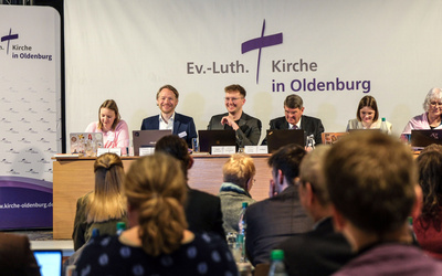 Das neu gewählte Präsidium der oldenburgischen Synode (von links nach rechts): Marylou Segebade aus Wüsting (Vizepräsidentin), Pfarrer Nico Szameitat aus Oldenburg (Vizepräsident), Synodenpräsident Chris Schellstede aus Nordenham, Jost Richter aus Elsfleth (Schriftführer), Jule Stamer aus Oldenburg (Schriftführerin) und Jutta Wilhelms aus Schortens(Schriftführerin).