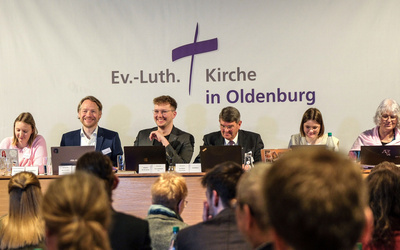 Das neu gewählte Präsidium der oldenburgischen Synode (von links nach rechts): Marylou Segebade aus Wüsting (Vizepräsidentin), Pfarrer Nico Szameitat aus Oldenburg (Vizepräsident), Synodenpräsident Chris Schellstede aus Nordenham, Jost Richter aus Elsfleth (Schriftführer), Jule Stamer aus Oldenburg (Schriftführerin) und Jutta Wilhelms aus Schortens(Schriftführerin).
