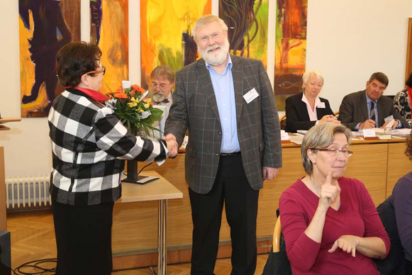 Synodenpräsidentin Sabine Blütchen dankte Jürgen Westerhoff (NWZ-Regionalredaktion) für seine langjährige Begleitung der Synodenarbeit. Jürgen Westerhoff steht unmittelbar vor dem Eintritt in den Ruhestand.