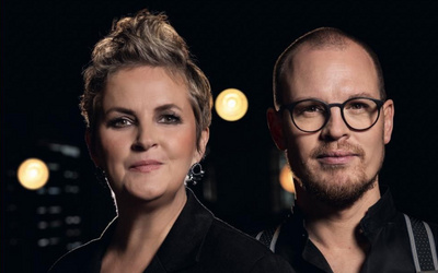Ein Foto vom Duo Christina Brudereck und Ben Seipel vor schwarzem Hintergrund