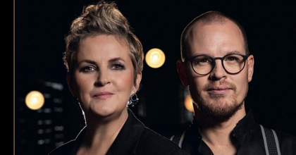 Ein Foto vom Duo Christina Brudereck und Ben Seipel vor schwarzem Hintergrund