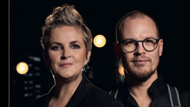 Ein Foto vom Duo Christina Brudereck und Ben Seipel vor schwarzem Hintergrund