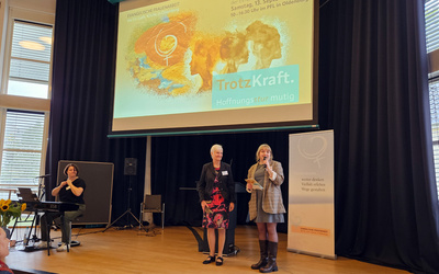 Eröffnet wurde die Veranstaltung von den Organisatorinnen: Dr. Andrea Schrimm-Heins (Mitte), Leiterin Ev. Frauenarbeit der oldenburgischen Kirche, und Nicole Dylewski /rechts), Referentin für gemeindebezogene Frauenarbeit, Ev. Frauenarbeit, ELKiO.