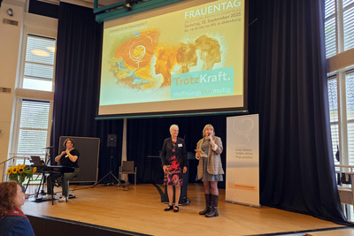 Eröffnet wurde die Veranstaltung von den Organisatorinnen: Dr. Andrea Schrimm-Heins (Mitte), Leiterin Ev. Frauenarbeit der oldenburgischen Kirche, und Nicole Dylewski /rechts), Referentin für gemeindebezogene Frauenarbeit, Ev. Frauenarbeit, ELKiO.
