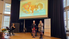 Eröffnet wurde die Veranstaltung von den Organisatorinnen: Dr. Andrea Schrimm-Heins (Mitte), Leiterin Ev. Frauenarbeit der oldenburgischen Kirche, und Nicole Dylewski /rechts), Referentin für gemeindebezogene Frauenarbeit, Ev. Frauenarbeit, ELKiO.