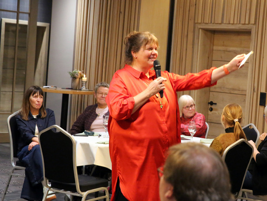 Elisabeth Terhaag vom Synodenbüro lief beim Dankeschön-Abend für die Synodalen der 49. Synode im Residenz-Hotel "Zum Zollhaus" in Rastede zu absoluter Höchstform auf und begeisterte alle mit einem lustigen Quiz zu Synoden-Details der letzten sechs Jahre.