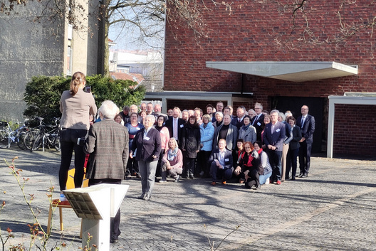 Die hohe Synode kam vor der Kirche zusammen für eine Video-Grußbotschaft an die 34. Vollversammlung der Evangelischen Jugend Oldenburg (ejo), die vom 8. bis 10. März im Blockhaus Ahlhorn tagt.