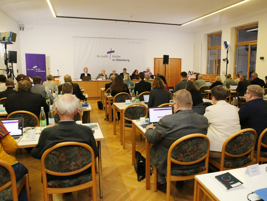 Die Synodalen in einem großen Raum.