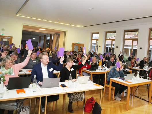 Die Synode stimmt ab.