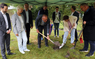Trotz Regens pflanzten das Team des Oberkirchenrats und die Kreispfarrer*innen der oldenburgischen Kirche gemeinsam einen Birnenbaum.