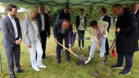 Trotz Regens pflanzten das Team des Oberkirchenrats und die Kreispfarrer*innen der oldenburgischen Kirche gemeinsam einen Birnenbaum.