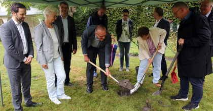 Trotz Regens pflanzten das Team des Oberkirchenrats und die Kreispfarrer*innen der oldenburgischen Kirche gemeinsam einen Birnenbaum.