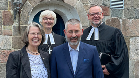 Burkhard Streich und Ehefrau Susanne (vorn) mit Oberkirchenrätin Gudrun Mawick und Kreispfarrer Christian Scheuer.